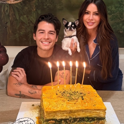 Με τούρτα-μπακλαβά γιόρτασε τα 35α γενέθλιά του ο γιος της Σοφία Βεργκάρα