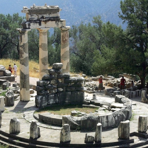 Άποψη του αρχαίου Ναού της Αθηνάς Προναίας στον αρχαιολογικό χώρο των Δελφών.