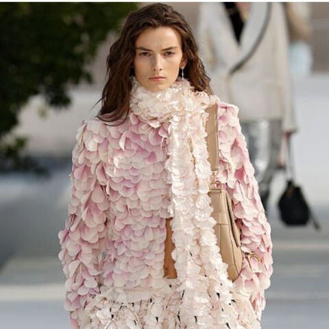 Dior: Ο Τζόναθαν Άντερσον ντύνει το φθινόπωρο με φορέματα σε σχήμα λουλουδιού