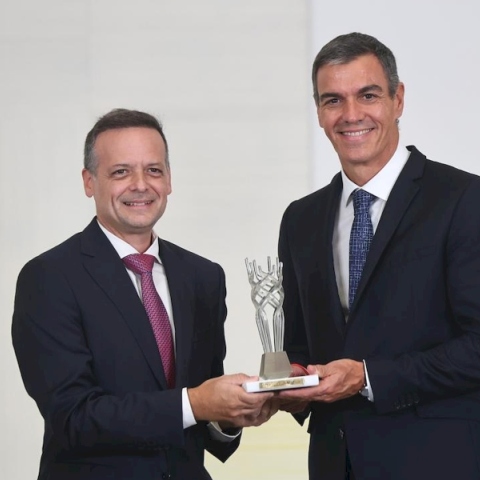 Ο Χάρης Δούκας απένειμε στον Σάντσεθ το Βραβείο Δημοκρατίας της Πόλης των Αθηνών 2026