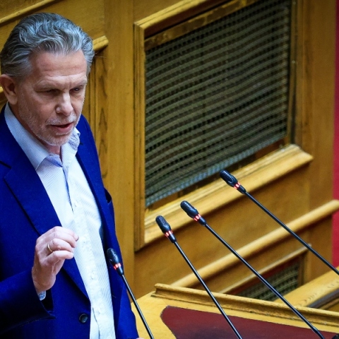Γερουλάνος: Εμείς θέλουμε πολίτες που στέκουν περήφανα στα πόδια τους, η ΝΔ τους θέλει εξαρτημένους