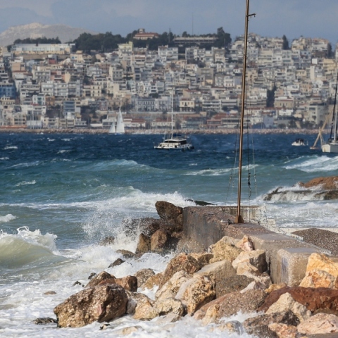 Κακοκαιρία στο Αιγαίο: Ισχυροί άνεμοι έως 9 μποφόρ - Καθυστερήσεις στα ακτοπλοϊκά δρομολόγια