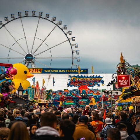 Oktoberfest: Δωρεάν κολάν στις γυναίκες για να αποφεύγεται το upskirting σε δημοφιλές παιχνίδι
