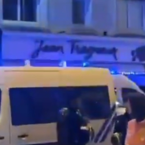 Αντιδράσεις τη Γαλλία για βίντεο που δείχνει την αστυνομία να φυλάει ζαχαροπλαστείο της Μπριζίτ Μακρόν
