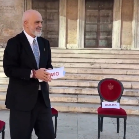 Αλβανία: Απλώνει και πάλι «καρέκλες διαλόγου» προς τους διαδηλωτές ο πρωθυπουργός Έντι Ράμα 