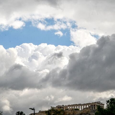 Καιρός σήμερα: Νέα άνοδος της θερμοκρασίας με τοπικές βροχές