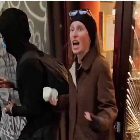 Έμμα Κούνστλιχ: Αποκαλύφθηκε το όνομα και το βιογραφικό της γυναίκας που έγινε viral στα επεισόδια στο Παρίσι 
