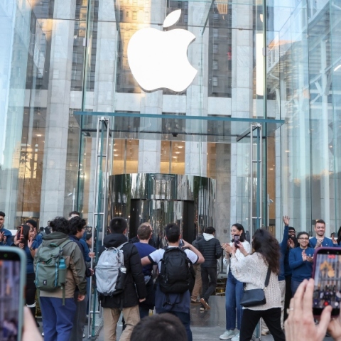 Ουρές έξω από καταστήματα Apple Store για το νέο iPhone Duo 