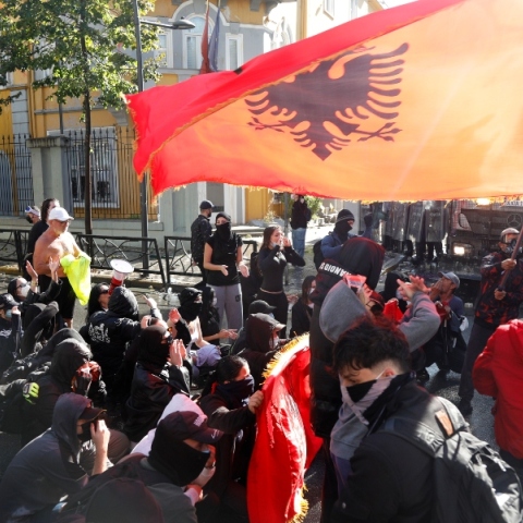 Αλβανία: Δεν κάνουν πίσω οι φοιτητές – Φωτιές και πετροπόλεμος έξω από το γραφείο του πρωθυπουργού