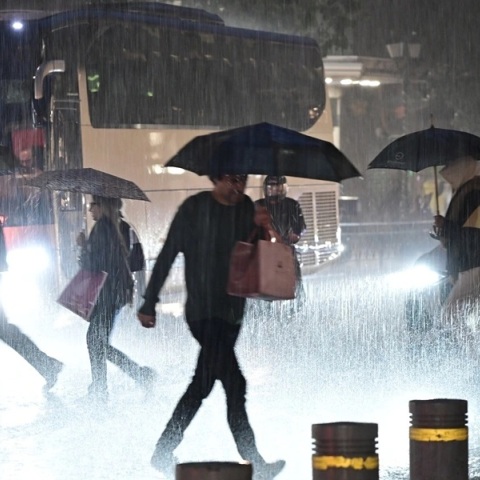 Κακοκαιρία στην Αττική: Δρόμοι ποτάμια σε Μάνδρα και Γλυφάδα, πού βρέχει τώρα, βίντεο