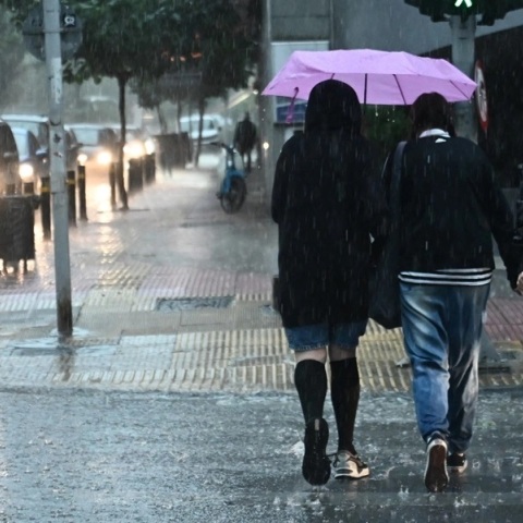 Σε εξέλιξη η κακοκαιρία στην Αττική με κεραυνούς και καταιγίδες - Πού βρέχει τώρα