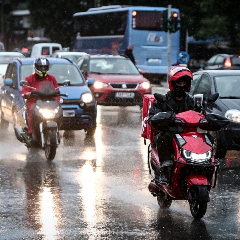 Βούλα: Διακοπή κυκλοφορίας στη λεωφόρο Καραμανλή λόγω συσσώρευσης υδάτων