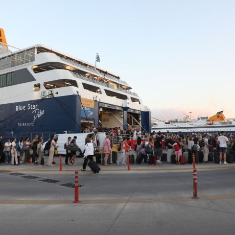 ΑΝΑΧΩΡΟΥΝ ΓΙΑ ΤΑ ΝΗΣΙΑ ΟΙ ΑΔΕΙΟΥΧΟΙ ΤΟΥ ΔΕΚΑΠΕΝΤΑΥΓΟΥΣΤΟΥ ΑΠΟ ΤΟ ΛΙΜΑΝΙ ΤΟΥ ΠΕΙΡΑΙΑ