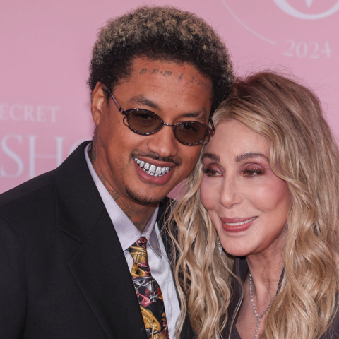 Η Σερ απαντά στα αρνητικά σχόλια για τη διαφορά ηλικίας με τον σύντροφό της - Τι είπε η τραγουδίστρια για τον Αλεξάντερ Έντουαρντς