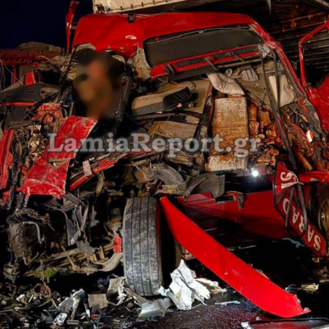 Σφοδρό τροχαίο έξω από την Αμφίκλεια – Συγκρούστηκαν δύο νταλίκες και ένα ΙΧ