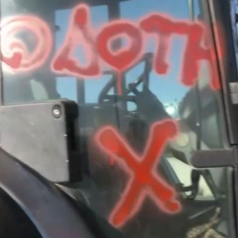 Μπλόκο Νίκαιας: Βανδάλισαν τα τρακτέρ των αγροτών που συναντήθηκαν με τον Κυριάκο Μητσοτάκη 
