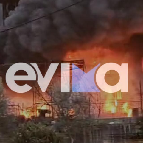 Μεγάλη φωτιά σε σπίτι στη Χαλκίδα - Δύο άτομα στο νοσοκομείο, ένας διασωληνώθηκε 