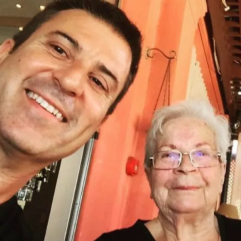 «Ήταν μοναδικός ήρωας που γνώρισα» - Η συγκινητική ανάρτηση του Παναγιώτη Στάθη για τον θάνατο της μητέρας του