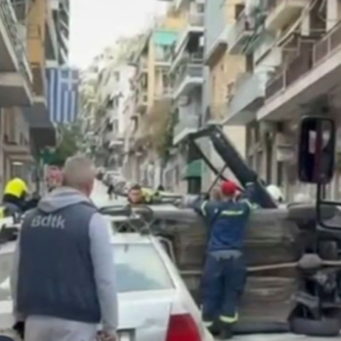 Αυτοκίνητο ντελαπάρισε στην Κυψέλη – Πυροσβέστες απεγκλώβισαν ηλικιωμένο οδηγό