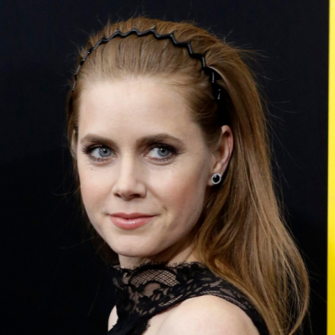 H Amy Adams με zig - zag hairband