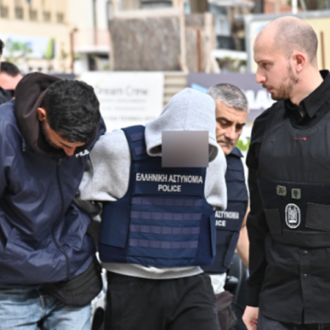 Κεφαλονιά: Με σκυμμένο κεφάλι στα δικαστήρια οι τρεις συλληφθέντες για τον θάνατο της 19χρονης Μυρτώς