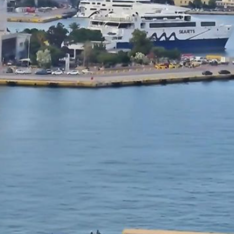 Συναγερμός στο λιμάνι του Πειραιά - Aυτοκίνητο έπεσε στη θάλασσα