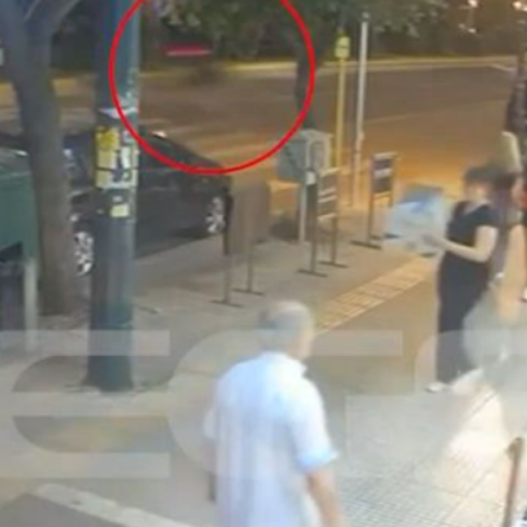 Βίντεο ντοκουμέντο από την παράσυρση γυναίκας στην Καλλιθέα - Νεκρός ο οδηγός της μηχανής