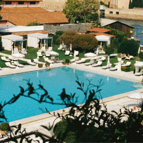 Στο διάσημο Hotel Cipriani, η Dior μάς ταξιδεύει στο καλοκαιρινό σύμπαν του Dioriviera