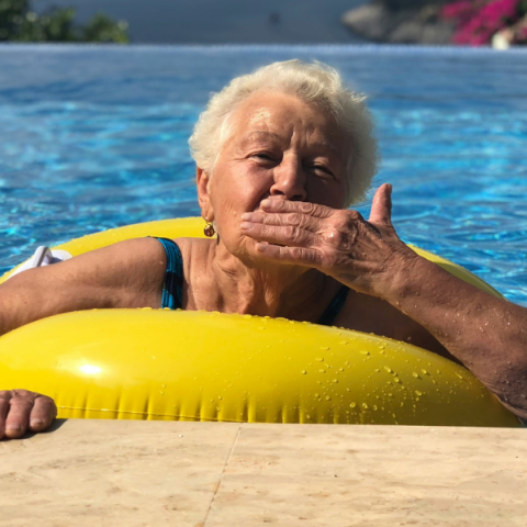  Όλοι μιλούν για το nonna-maxxing: Γιατί θέλουμε ξαφνικά να ζήσουμε σαν Ιταλίδες γιαγιάδες;