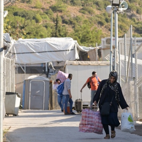 Σύνδεση άδειας παραμονής με νόμιμη εργασία για 30.000 μετανάστες