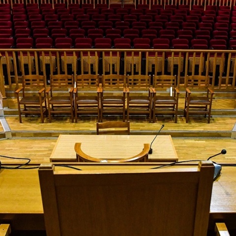 αιθουσα δικαστηριου