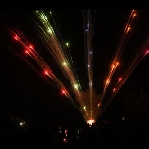 Πυροτεχνήματα στην καύση του βασιλιά καρνάβαλου στο λιμάνι της Πάτρας