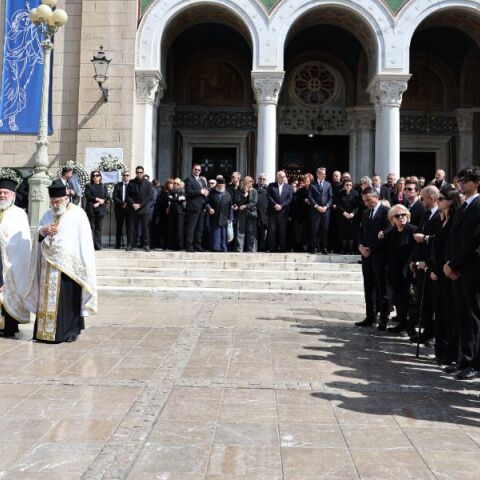 Το τελευταίο χειροκρότημα στη Μαρινέλλα, έξω από τη Μητρόπολη