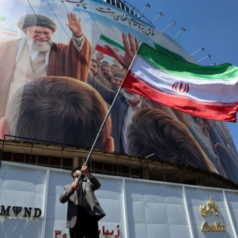 Γιγαντιαίο πανό σε κτήριο στη Τεχεράνη, δείχνει τον Αγιατολάχ Χομεϊνι, τον Αλί Χαμενεϊ και τον Μοτζτάμπα Χαμενεϊ