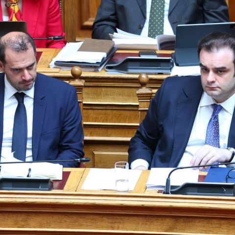 O υπουργός Εθνικής Οικονομίας και Οικονομικών Κυριάκος Πιερρακάκης, μαζί με τον υφυπουργό Γιώργο Κώτσηρα, στα υπουργικά έδρανα της Βουλής, κατά τη συζήτηση του νομοσχεδίου