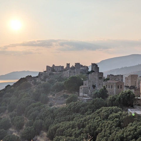Το τοπίο της Μέσα Μάνης είναι διάσπαρτο με πολεμόπυργους, όπως αυτοί στο εικονιζόμενο χωριό της Βάθειας. Τα πυργόσπιτα λειτουργούσαν τόσο ως οχυρωματικές κατασκευές όσο και ως κατοικίες, με το κάθε πυργόσπιτο να ανήκει σε συγκεκριμένη διευρυμένη οικογένεια (πατριά).