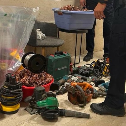 Αντικείμενα που κατάσχεσαν οι αρχές μετά τη σύλληψη των τριών για τους εμπρησμούς στη Μεσσηνία