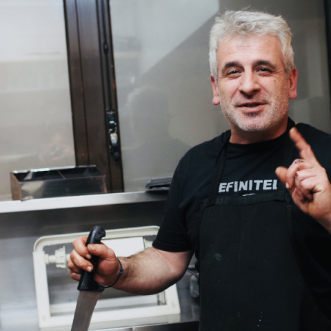 Ο ιδιοκτήτης της ταβέρνας, ο Πόλυς 