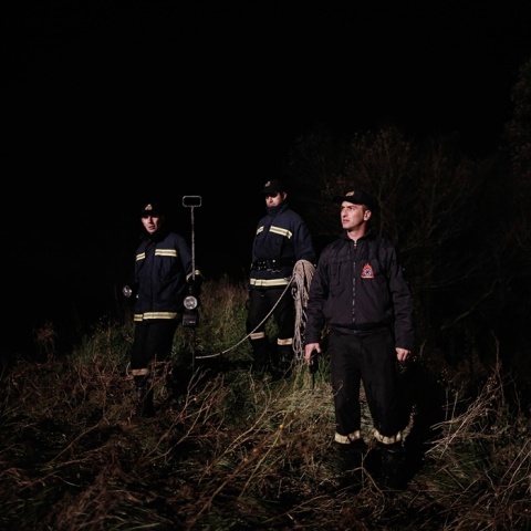 Διασώστες της ΕΜΑΚ κατά τη διάρκεια νυχτερινής επιχείρησης με τις στολές τους και σκοινιά στα χέρια