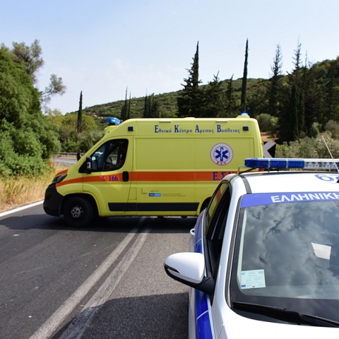Περιπολικό της ΕΛ.ΑΣ. και ασθενοφόρο στο σημείο τροχαίου ατυχήματος