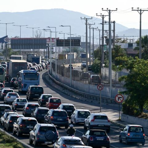 Κίνηση στους δρόμους: Πού εντοπίζονται τα προβλήματα