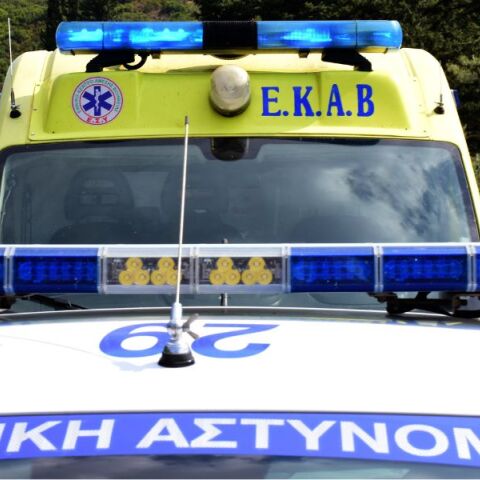 Ασθενοφόρο του ΕΚΑΒ και περιπολικό της ΕΛΑΣ