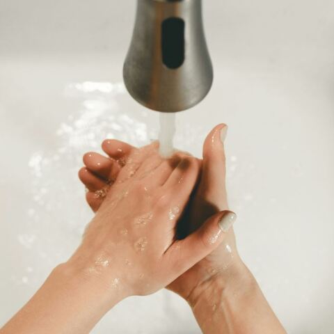 Χέρια πλένονται σε νιπτήρα