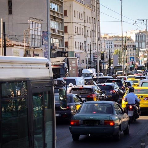 Αυτοκίνητα κολλημένα στην κίνηση
