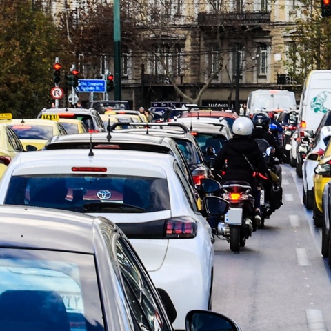 Αυτοκίνητα κολλημένα στην κίνηση σε δρόμο της Αθήνας