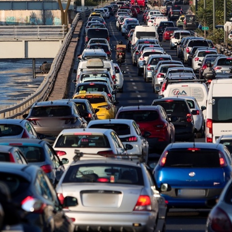 Αυτοκίνητα κολλημένα στην κίνηση