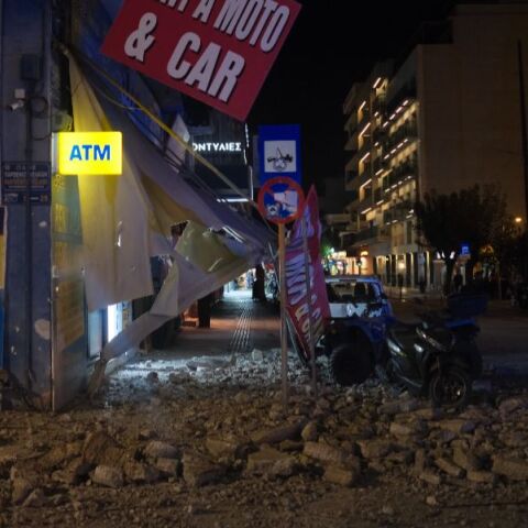 Χανιά: Κατέρρευσε μπαλκόνι στο κέντρο της πόλης - Ζημιές σε οχήματα και κατάστημα