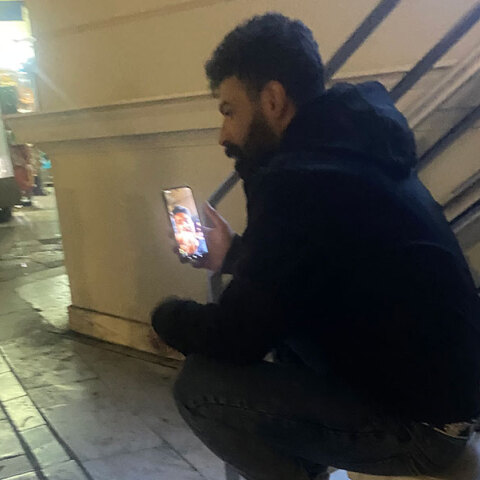 Σε βλέπω να ψάχνεις μέσα στη νύχτα