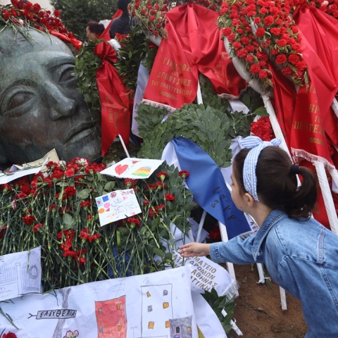 Λουλούδια στο μνημείο για την εξέγερση του Πολυτεχνείου