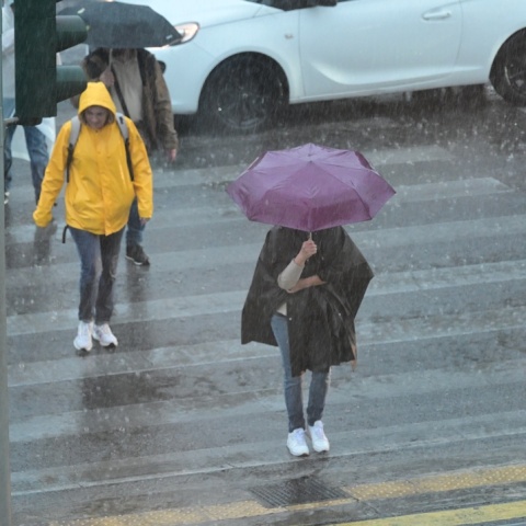 Γυναίκα με ομπρέλα εν μέσω καταιγίδας